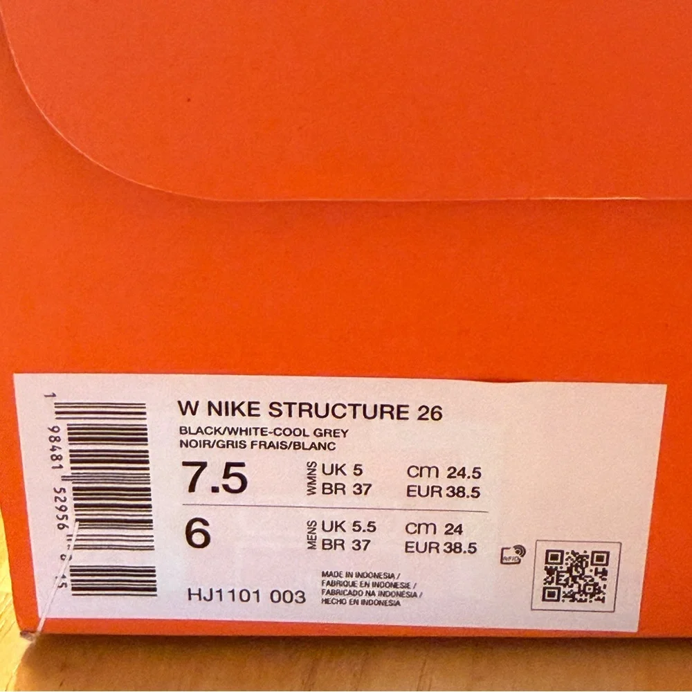Nike Structures 26 - Black and White Running Shoes
WOMENS SIZE 7.5
MENS SIZE 6 - Picture 2 of 3